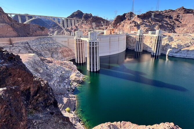 French Tour of the Skywalk Grand Canyon and Hoover Dam - Food and comfort: snacks, bottled water, and a lunch picnic