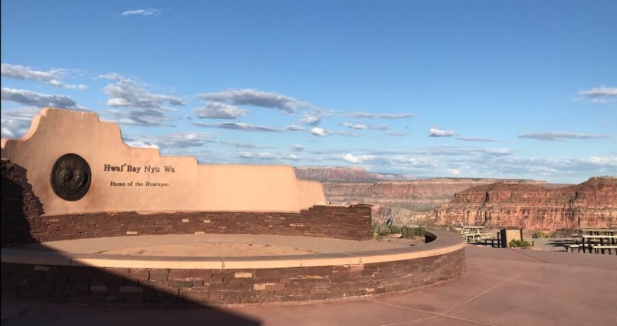 From Las Vegas: Grand Canyon & Hoover Dam Private Photo Tour - Las Vegas Welcome Sign: fast classic shots before you leave the city