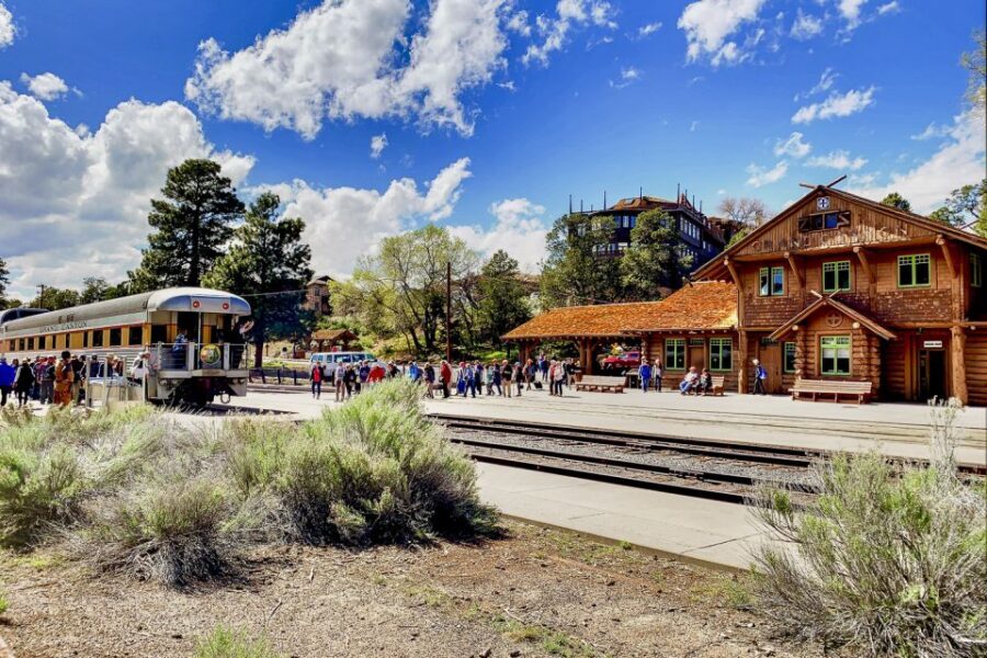From Williams: Grand Canyon Railway Round-Trip Train Ticket - Food and Drinks: The Bar Works Better Than the Kitchen