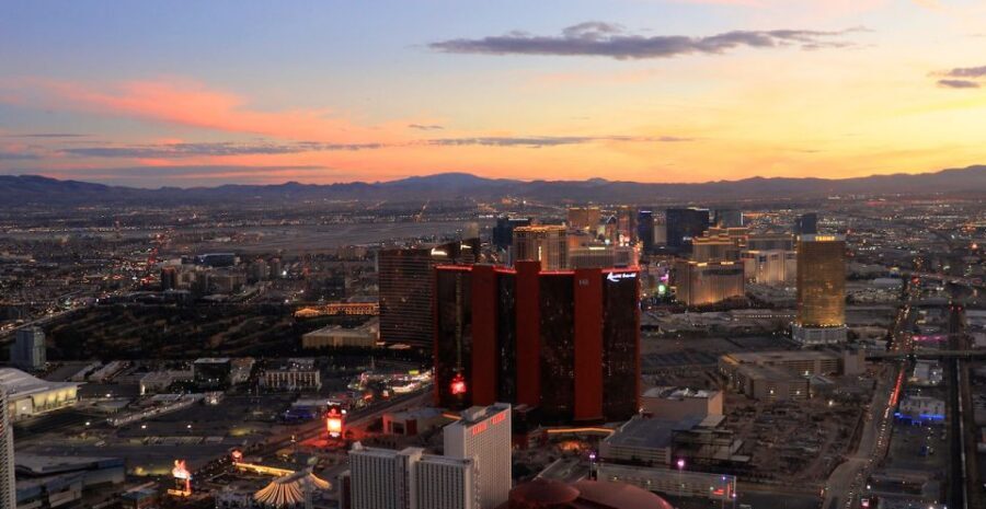 Grand Canyon Helicopter Landing Tour with Vegas Strip - Flying out of Las Vegas: the route over Hoover Dam and Lake Mead