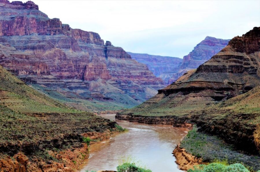 Grand Canyon Helicopter Tour with Black Canyon Rafting - The canyon-floor moment: 4,000 feet down to champagne picnic time