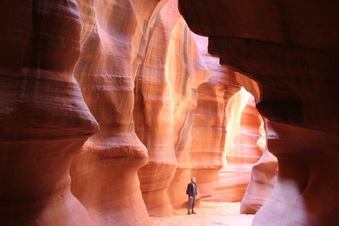 PREMIUM 3-Day Winter Grand Canyon, Monument Valley and Zion Tour - Day 2: Navajo jeep tour in Monument Valley, Horseshoe Bend, and the Antelope Canyon option