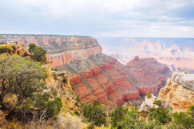 Small Group Grand Canyon, Hoover Dam and 7 Magic Mountains Tour - Guides make the difference: small-group hosts who keep things moving